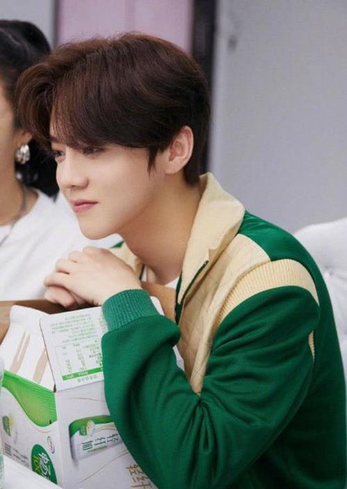 鹿晗骚男表情包,潮流风向标，笑点满满的网络文化现象